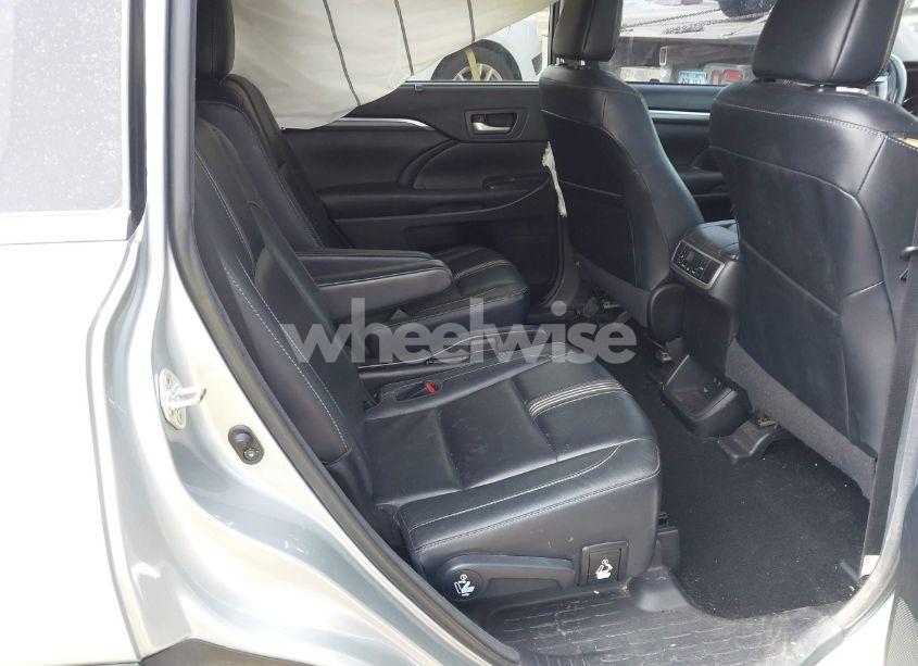 Photo 8 of 2017 Toyota Highlander SE (VIN 5TDJZRFHXHS475613)