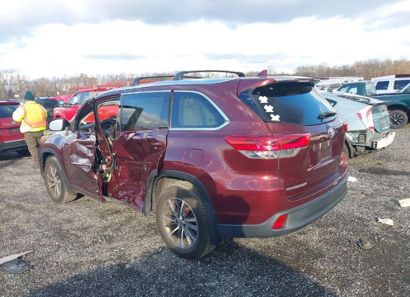 Photo 14 of 2017 Toyota Highlander XLE (VIN 5TDJZRFHXHS477376)