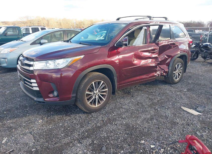 Photo 2 of 2017 Toyota Highlander XLE (VIN 5TDJZRFHXHS477376)