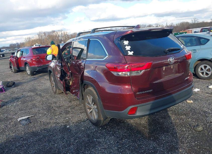 Photo 3 of 2017 Toyota Highlander XLE (VIN 5TDJZRFHXHS477376)