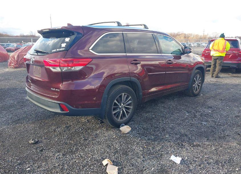 Photo 4 of 2017 Toyota Highlander XLE (VIN 5TDJZRFHXHS477376)