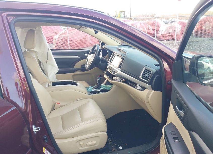 Photo 5 of 2017 Toyota Highlander XLE (VIN 5TDJZRFHXHS477376)