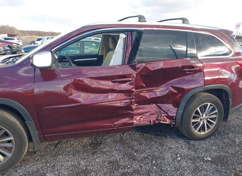 Photo 6 of 2017 Toyota Highlander XLE (VIN 5TDJZRFHXHS477376)