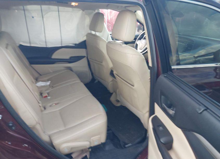 Photo 8 of 2017 Toyota Highlander XLE (VIN 5TDJZRFHXHS477376)