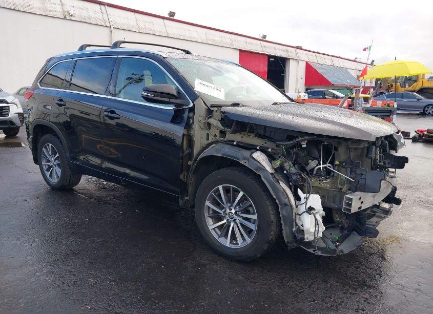 2018 Toyota Highlander XLE (VIN 5TDJZRFHXJS556665) main photo
