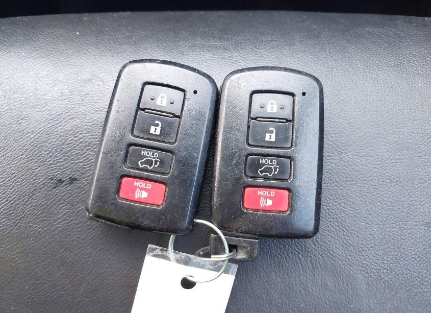 Photo 11 of 2018 Toyota Highlander XLE (VIN 5TDJZRFHXJS556665)