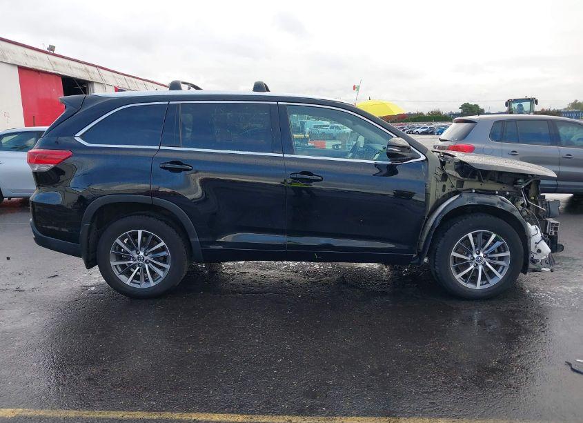 Photo 14 of 2018 Toyota Highlander XLE (VIN 5TDJZRFHXJS556665)
