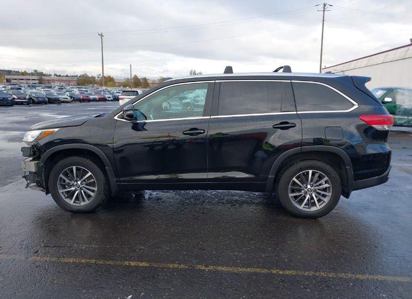 Photo 15 of 2018 Toyota Highlander XLE (VIN 5TDJZRFHXJS556665)
