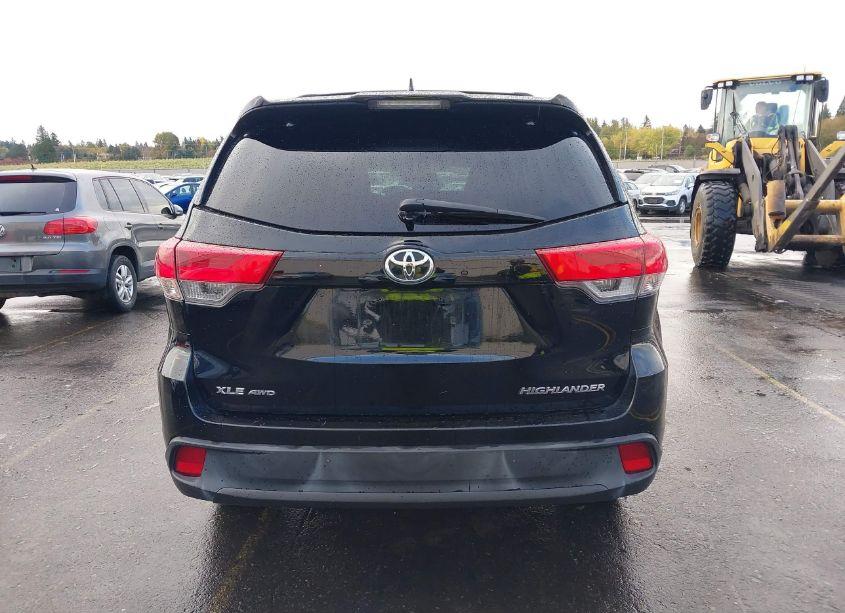 Photo 17 of 2018 Toyota Highlander XLE (VIN 5TDJZRFHXJS556665)