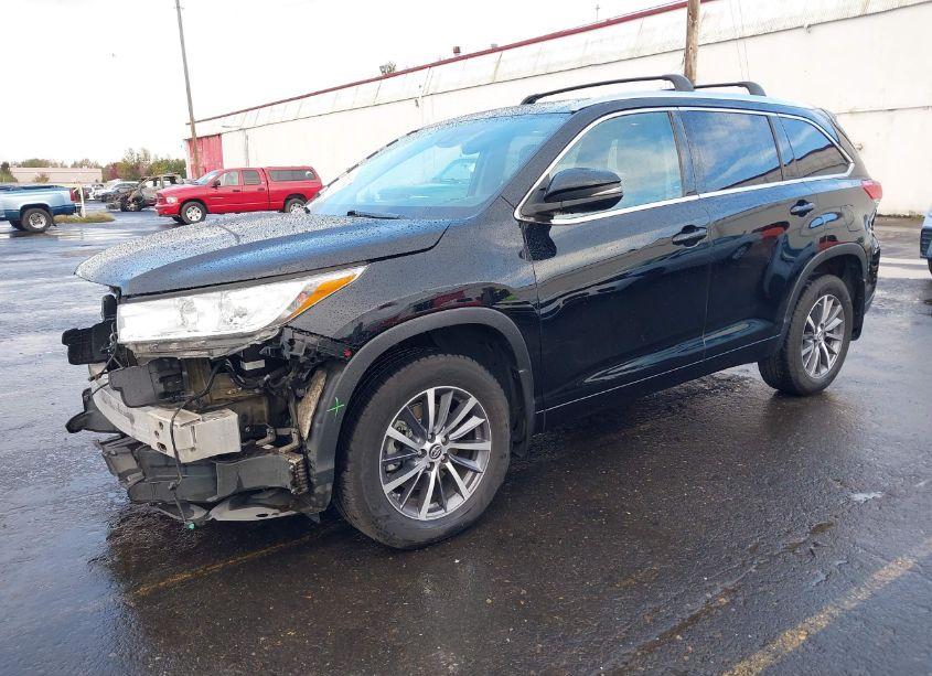 Photo 2 of 2018 Toyota Highlander XLE (VIN 5TDJZRFHXJS556665)