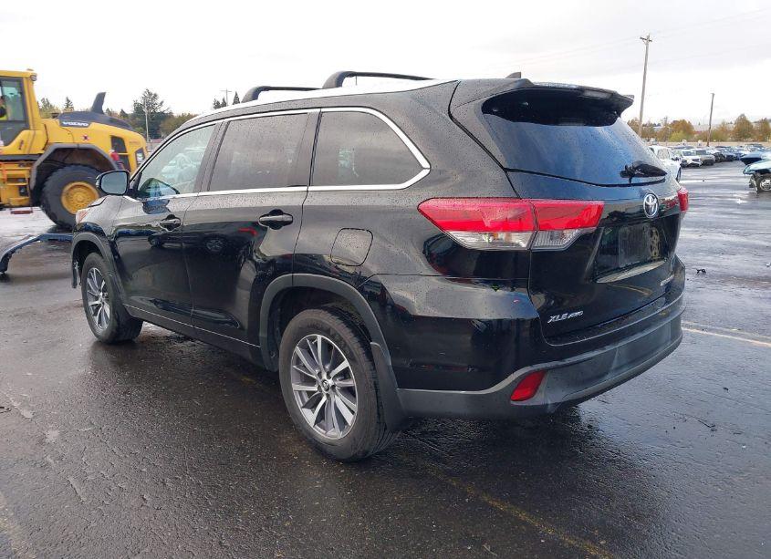 Photo 3 of 2018 Toyota Highlander XLE (VIN 5TDJZRFHXJS556665)