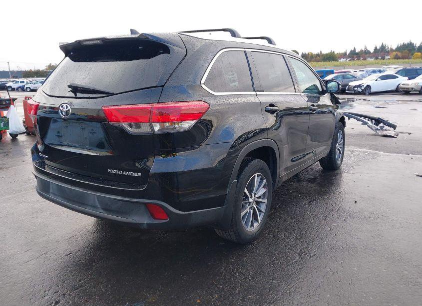 Photo 4 of 2018 Toyota Highlander XLE (VIN 5TDJZRFHXJS556665)