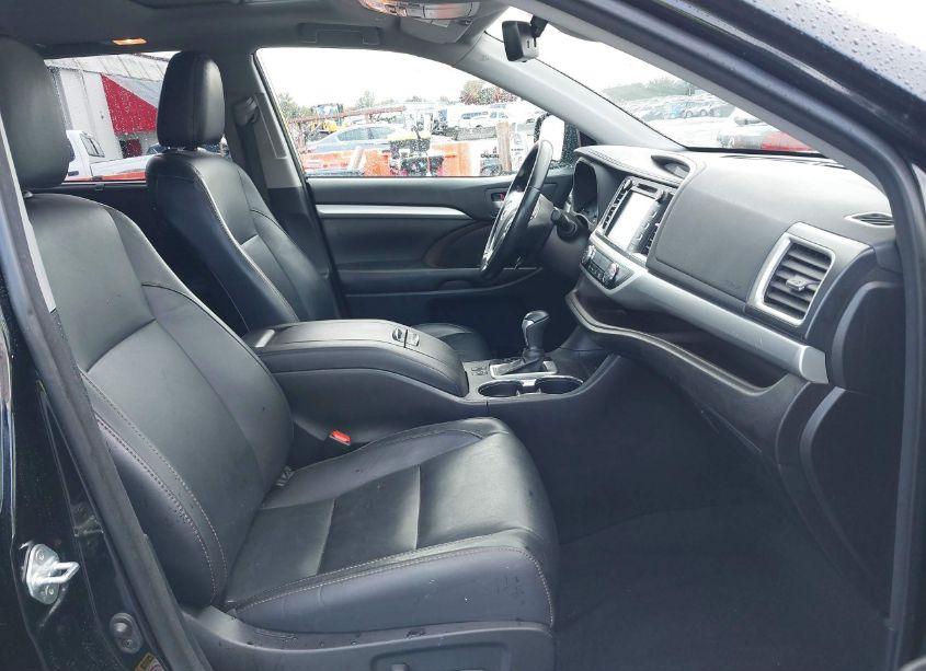 Photo 5 of 2018 Toyota Highlander XLE (VIN 5TDJZRFHXJS556665)