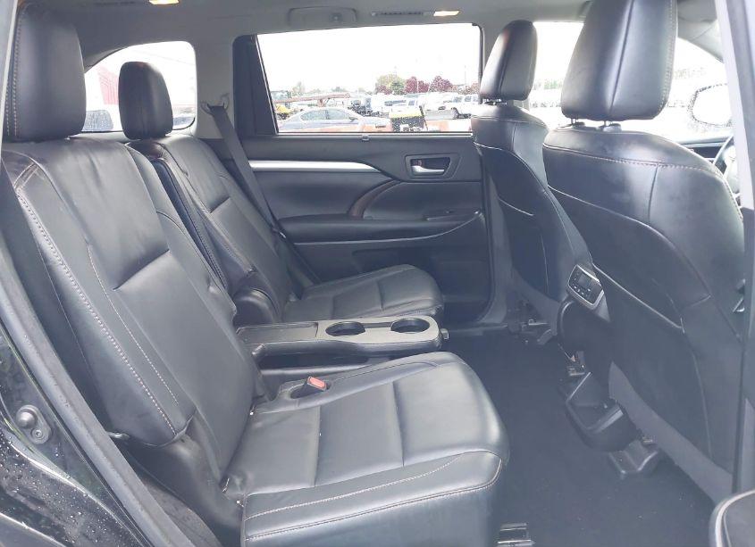 Photo 8 of 2018 Toyota Highlander XLE (VIN 5TDJZRFHXJS556665)
