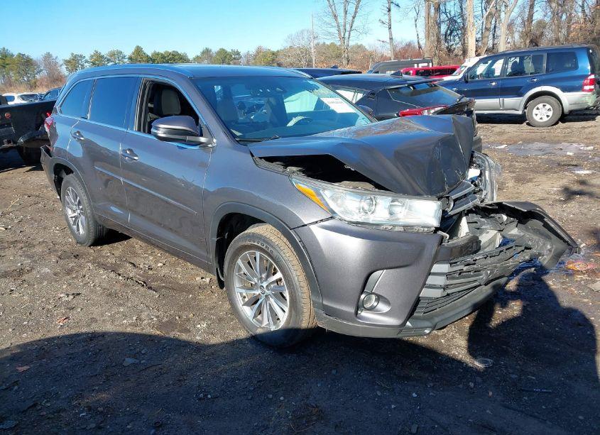 2018 Toyota Highlander XLE (VIN 5TDJZRFHXJS556696) main photo