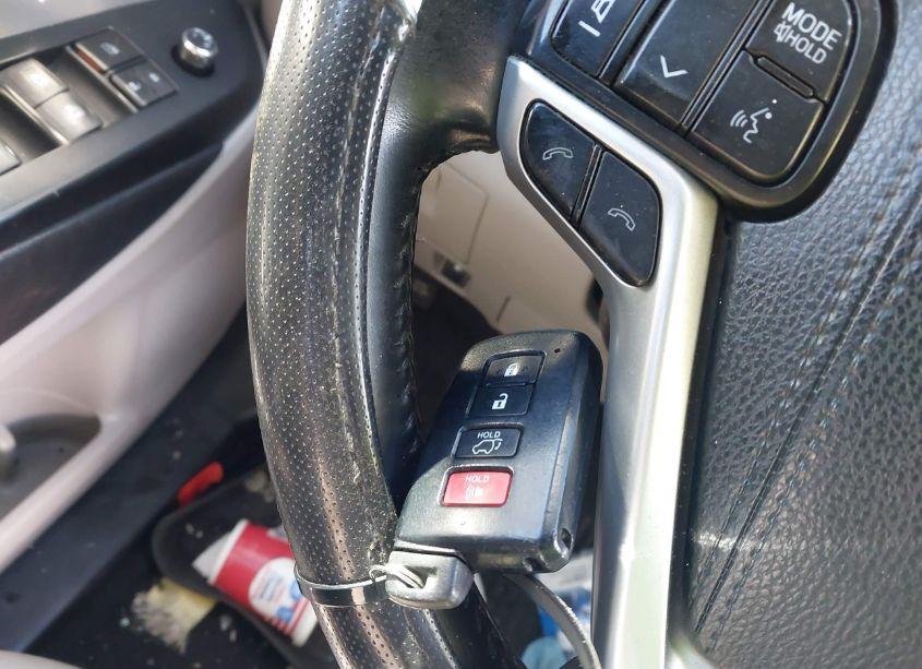 Photo 11 of 2018 Toyota Highlander XLE (VIN 5TDJZRFHXJS556696)