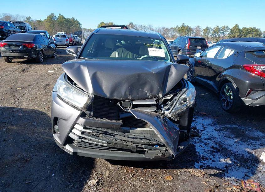 Photo 12 of 2018 Toyota Highlander XLE (VIN 5TDJZRFHXJS556696)