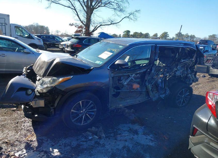 Photo 14 of 2018 Toyota Highlander XLE (VIN 5TDJZRFHXJS556696)