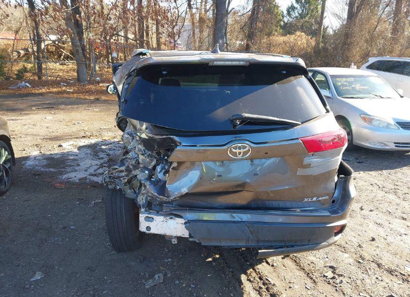 Photo 16 of 2018 Toyota Highlander XLE (VIN 5TDJZRFHXJS556696)