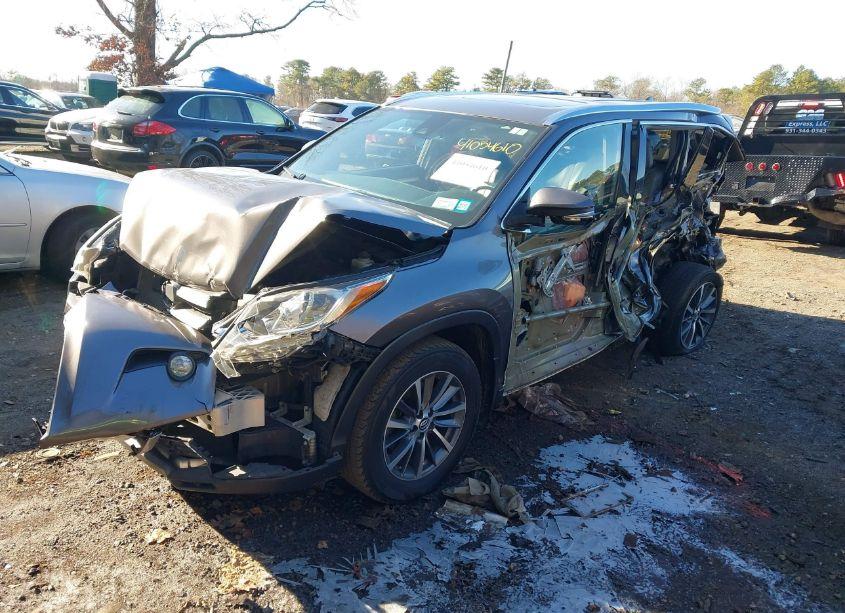 Photo 2 of 2018 Toyota Highlander XLE (VIN 5TDJZRFHXJS556696)