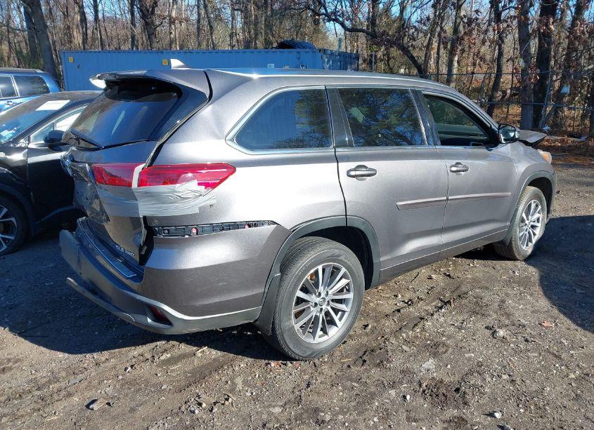 Photo 4 of 2018 Toyota Highlander XLE (VIN 5TDJZRFHXJS556696)