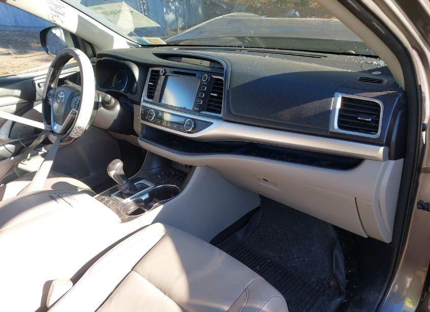 Photo 5 of 2018 Toyota Highlander XLE (VIN 5TDJZRFHXJS556696)