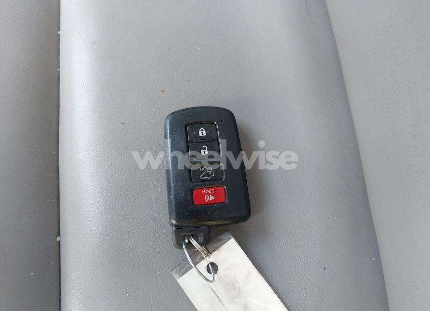 Photo 11 of 2018 Toyota Highlander XLE (VIN 5TDJZRFHXJS822640)