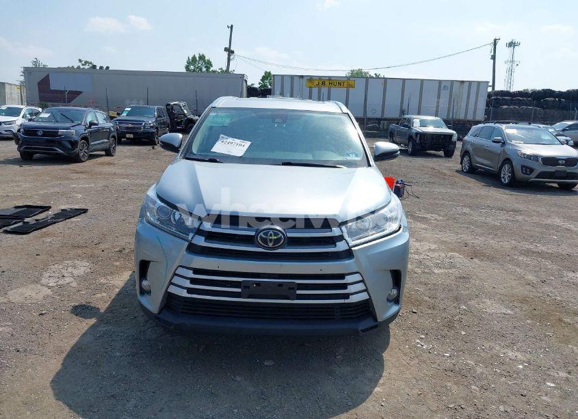 Photo 12 of 2018 Toyota Highlander XLE (VIN 5TDJZRFHXJS822640)