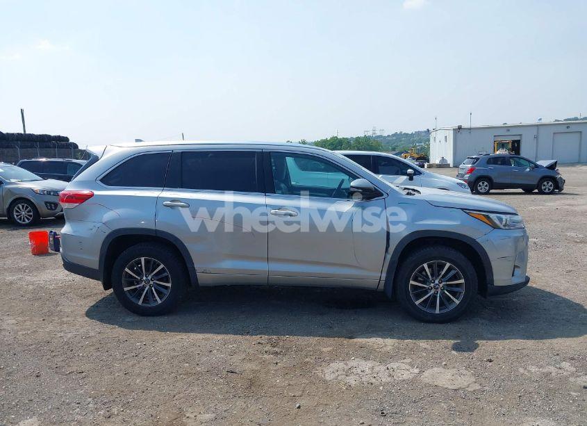 Photo 13 of 2018 Toyota Highlander XLE (VIN 5TDJZRFHXJS822640)