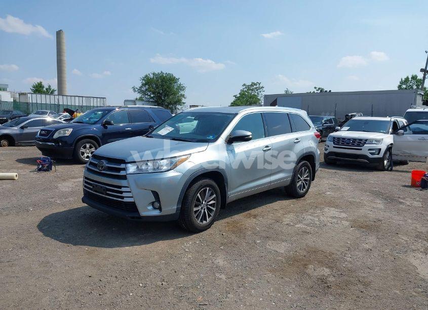 Photo 2 of 2018 Toyota Highlander XLE (VIN 5TDJZRFHXJS822640)