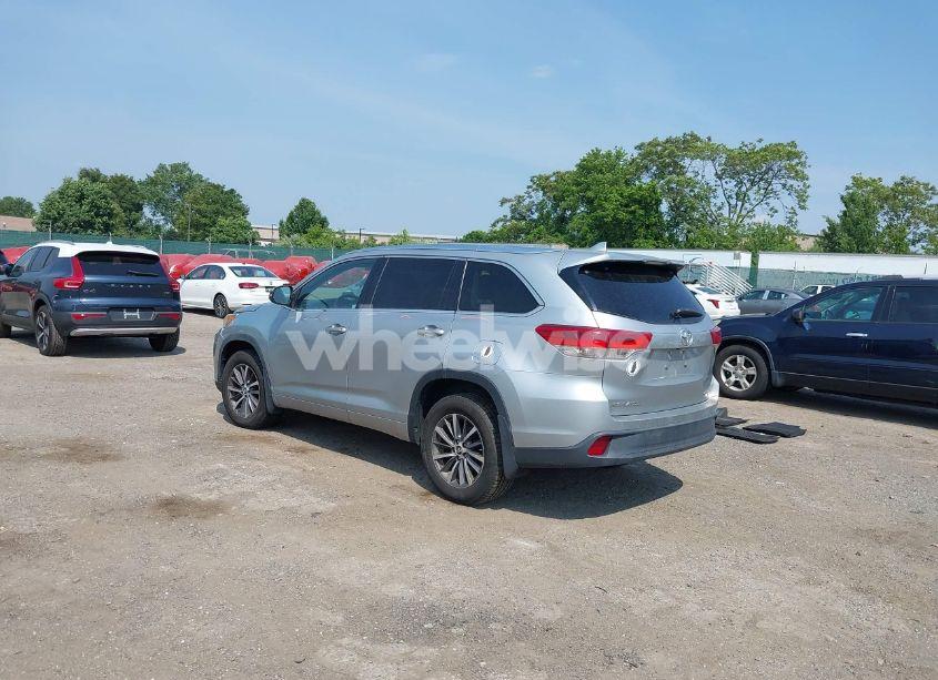 Photo 3 of 2018 Toyota Highlander XLE (VIN 5TDJZRFHXJS822640)