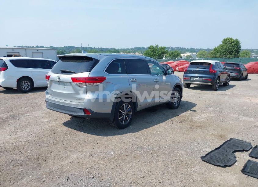 Photo 4 of 2018 Toyota Highlander XLE (VIN 5TDJZRFHXJS822640)