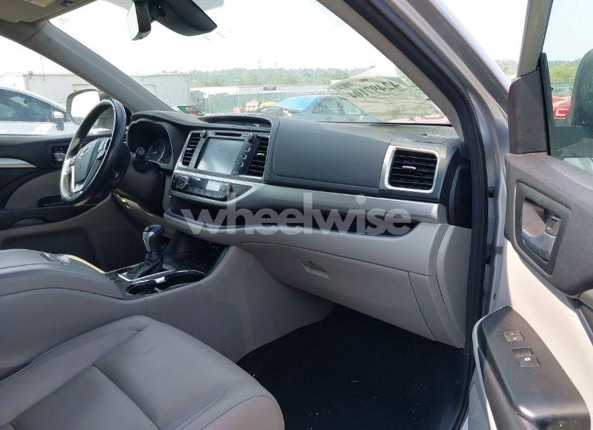 Photo 5 of 2018 Toyota Highlander XLE (VIN 5TDJZRFHXJS822640)