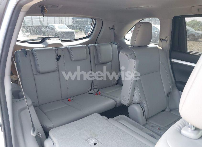 Photo 8 of 2018 Toyota Highlander XLE (VIN 5TDJZRFHXJS822640)