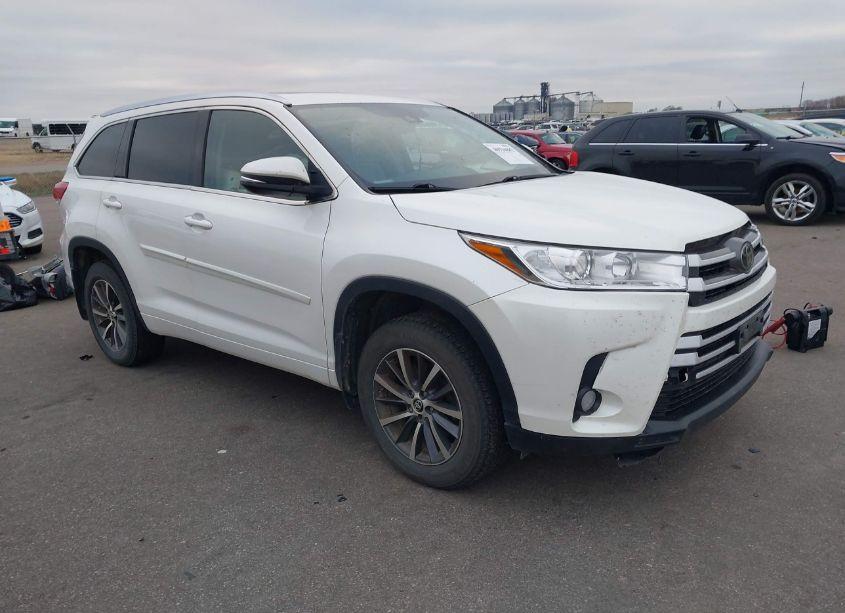 2018 Toyota Highlander XLE (VIN 5TDJZRFHXJS859039) main photo