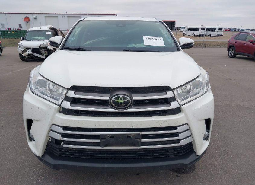 Photo 12 of 2018 Toyota Highlander XLE (VIN 5TDJZRFHXJS859039)