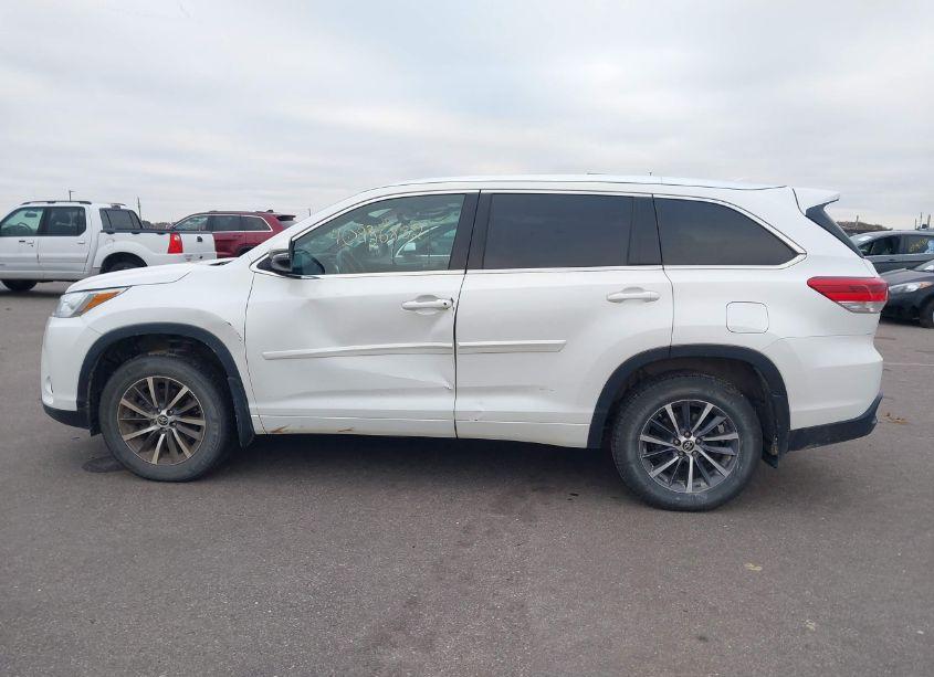 Photo 14 of 2018 Toyota Highlander XLE (VIN 5TDJZRFHXJS859039)