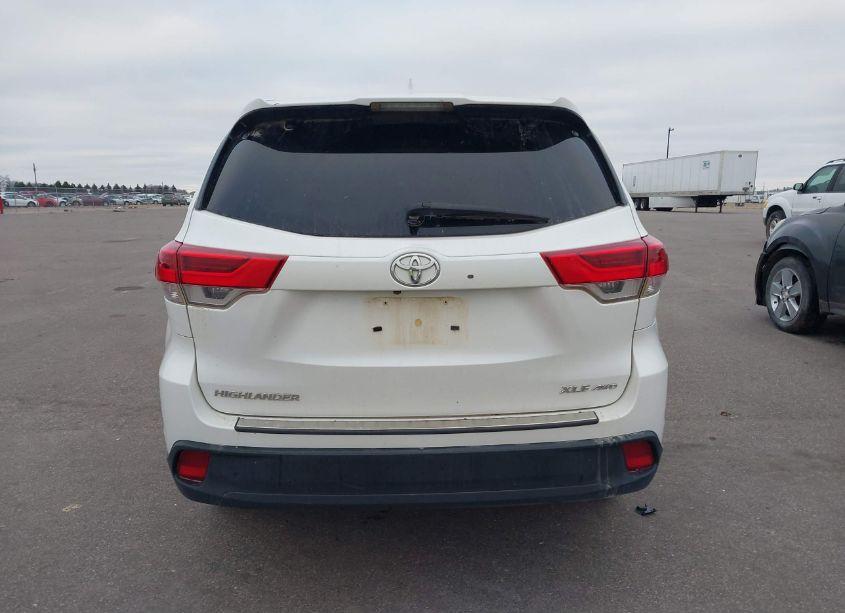Photo 16 of 2018 Toyota Highlander XLE (VIN 5TDJZRFHXJS859039)