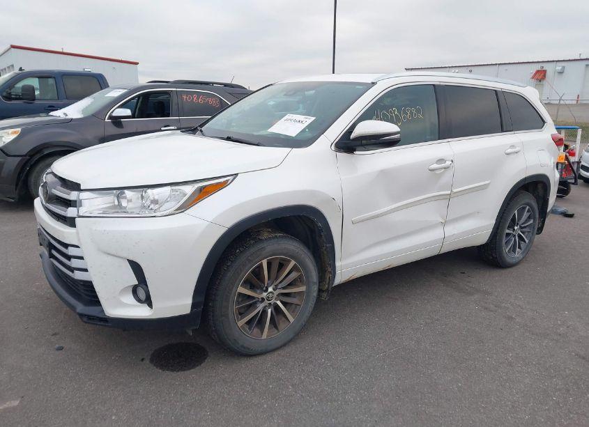 Photo 2 of 2018 Toyota Highlander XLE (VIN 5TDJZRFHXJS859039)