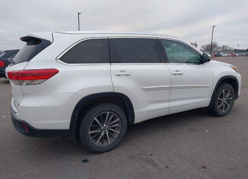Photo 4 of 2018 Toyota Highlander XLE (VIN 5TDJZRFHXJS859039)