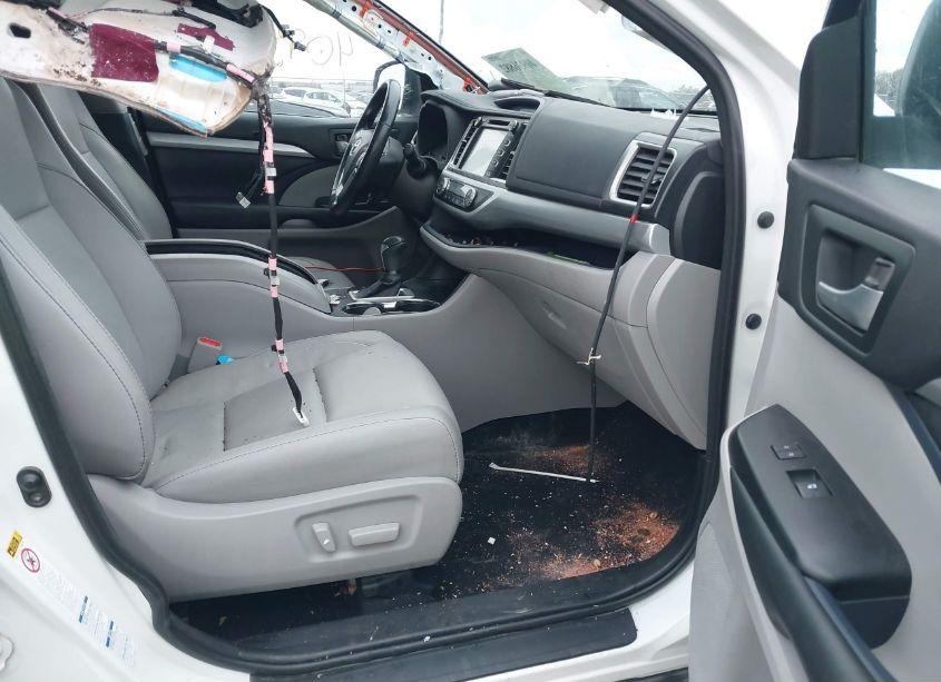 Photo 5 of 2018 Toyota Highlander XLE (VIN 5TDJZRFHXJS859039)
