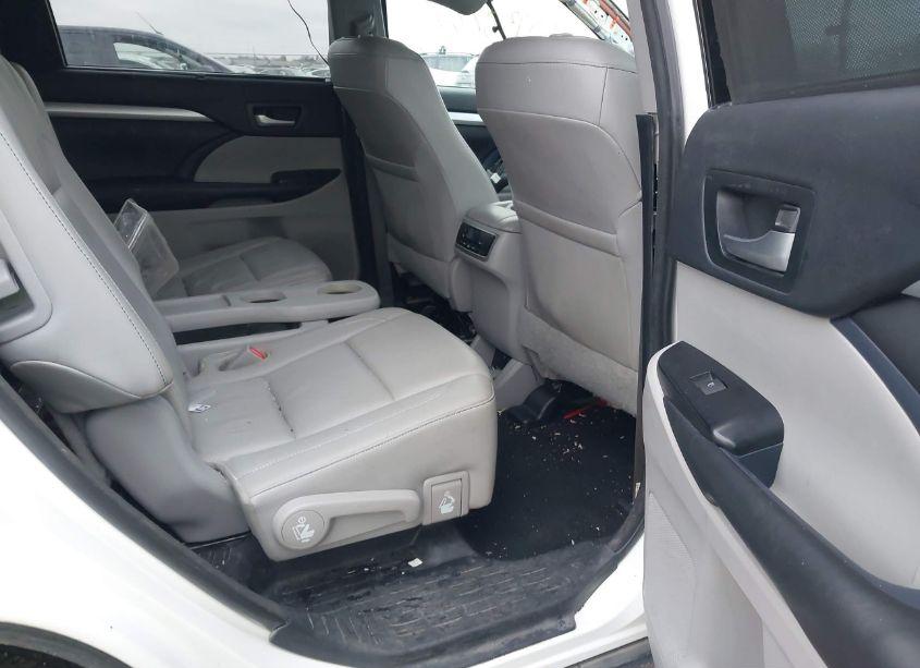 Photo 8 of 2018 Toyota Highlander XLE (VIN 5TDJZRFHXJS859039)