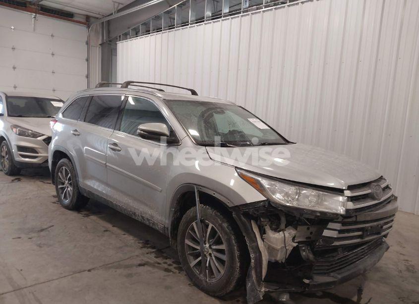 2019 Toyota Highlander XLE (VIN 5TDJZRFHXKS578537) main photo