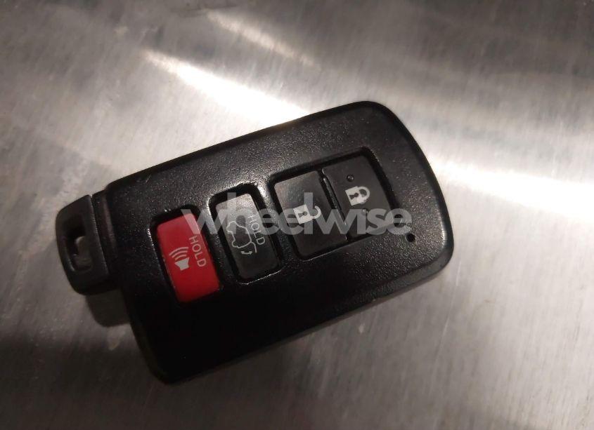 Photo 11 of 2019 Toyota Highlander XLE (VIN 5TDJZRFHXKS578537)