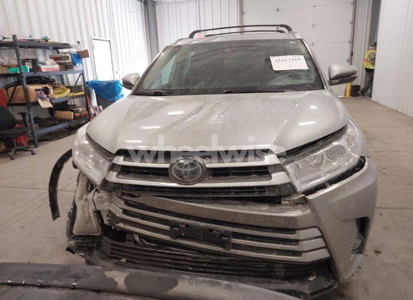 Photo 12 of 2019 Toyota Highlander XLE (VIN 5TDJZRFHXKS578537)