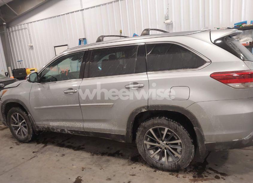 Photo 14 of 2019 Toyota Highlander XLE (VIN 5TDJZRFHXKS578537)