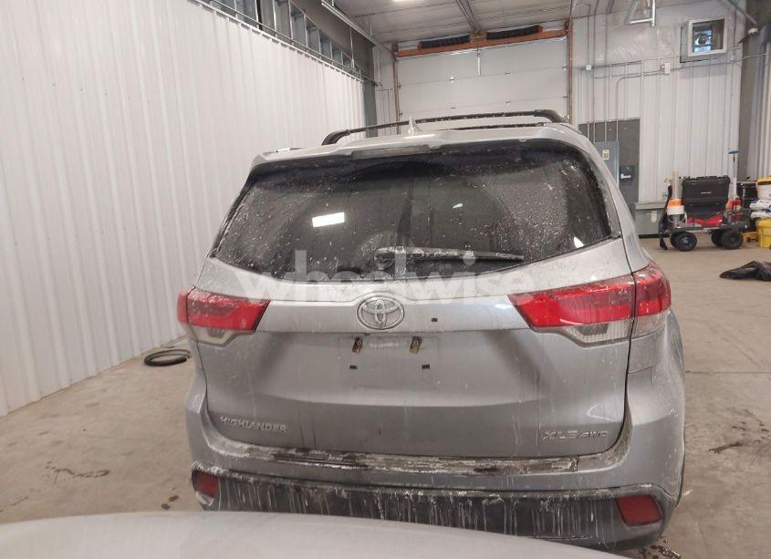 Photo 16 of 2019 Toyota Highlander XLE (VIN 5TDJZRFHXKS578537)