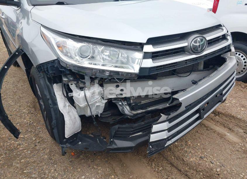 Photo 17 of 2019 Toyota Highlander XLE (VIN 5TDJZRFHXKS578537)