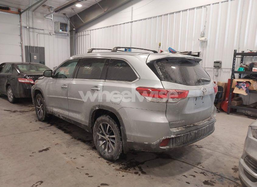 Photo 3 of 2019 Toyota Highlander XLE (VIN 5TDJZRFHXKS578537)