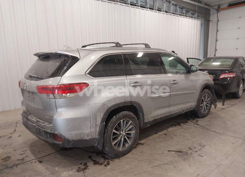 Photo 4 of 2019 Toyota Highlander XLE (VIN 5TDJZRFHXKS578537)